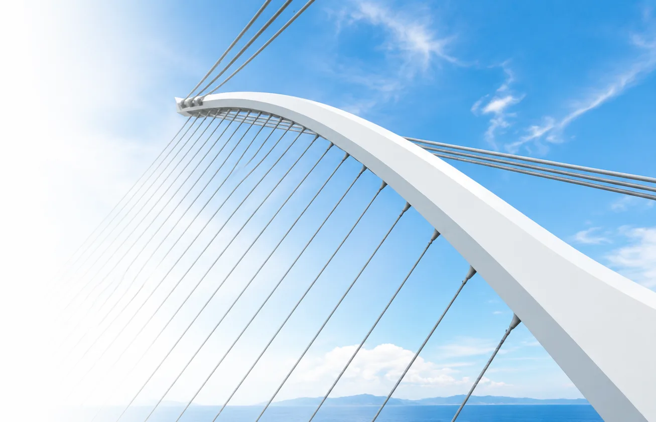 Pont à haubans blanc se découpant sur un ciel bleu, symbolisant les liens et la vision commune du programme partenaires MADCRM