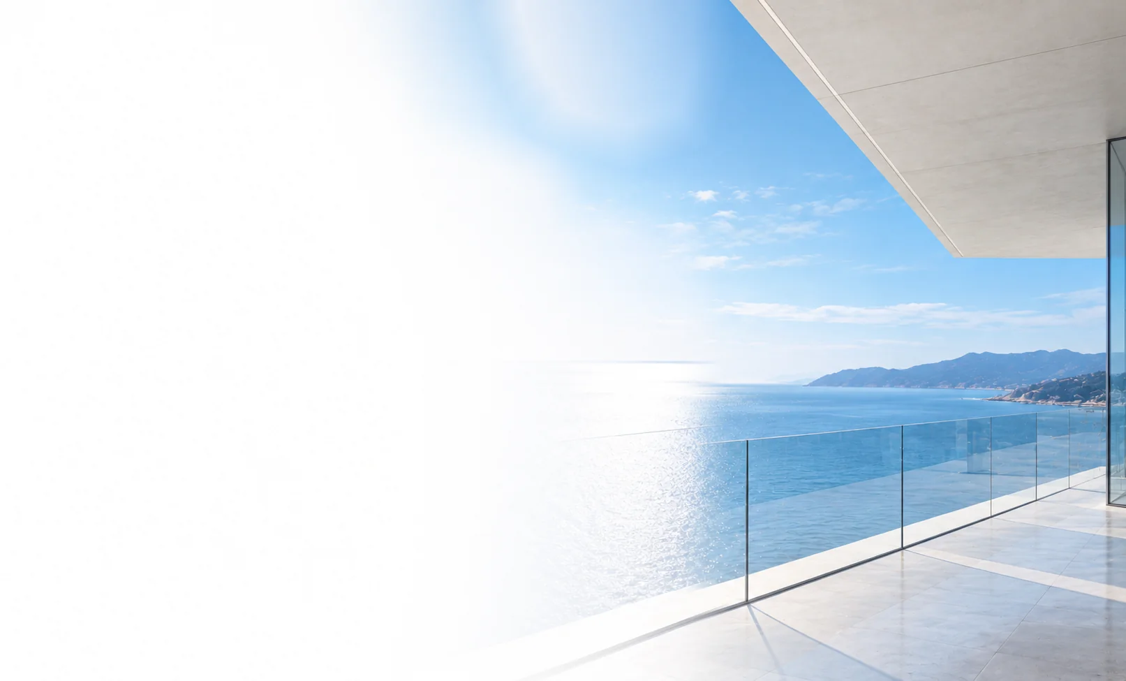 Terrasse en verre donnant sur la mer, illustrant la vision et l'ambition de MADCRM